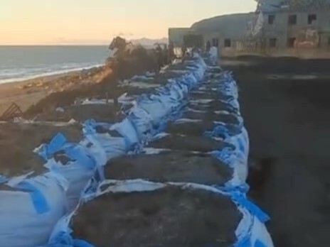Установленные вдоль береговой линии биг бэги в Апуке на Камчатке показали свою эффективность