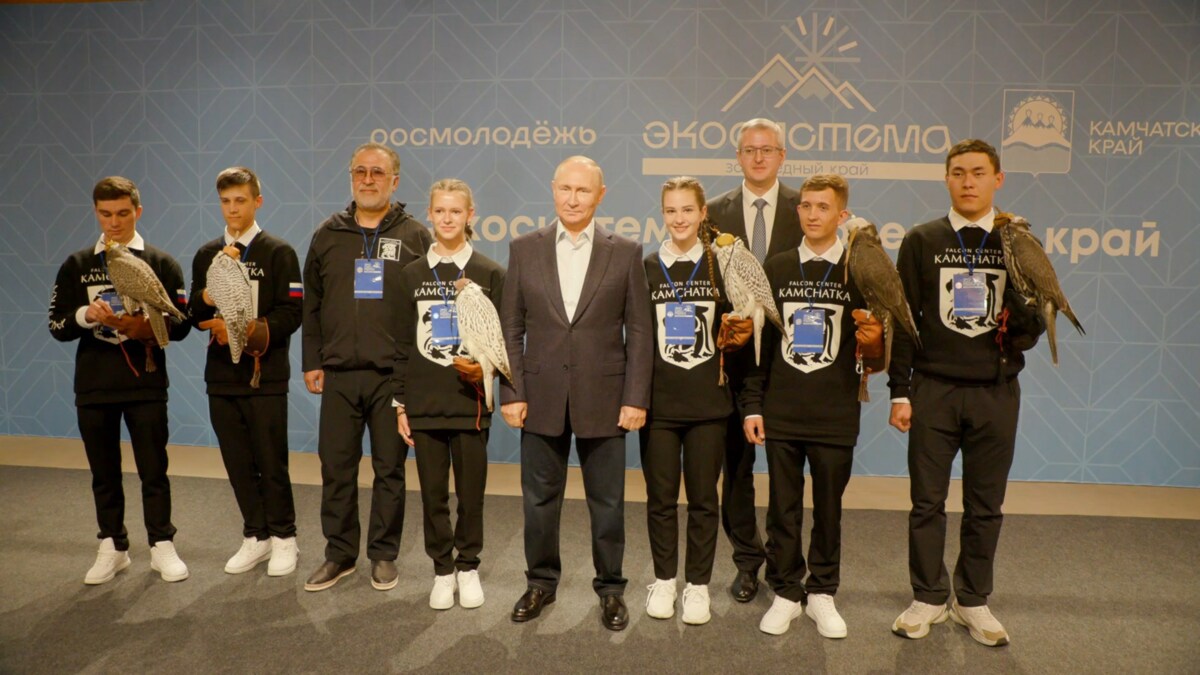 Владимир Путин встретился с коллективом соколиного центра «Камчатка»